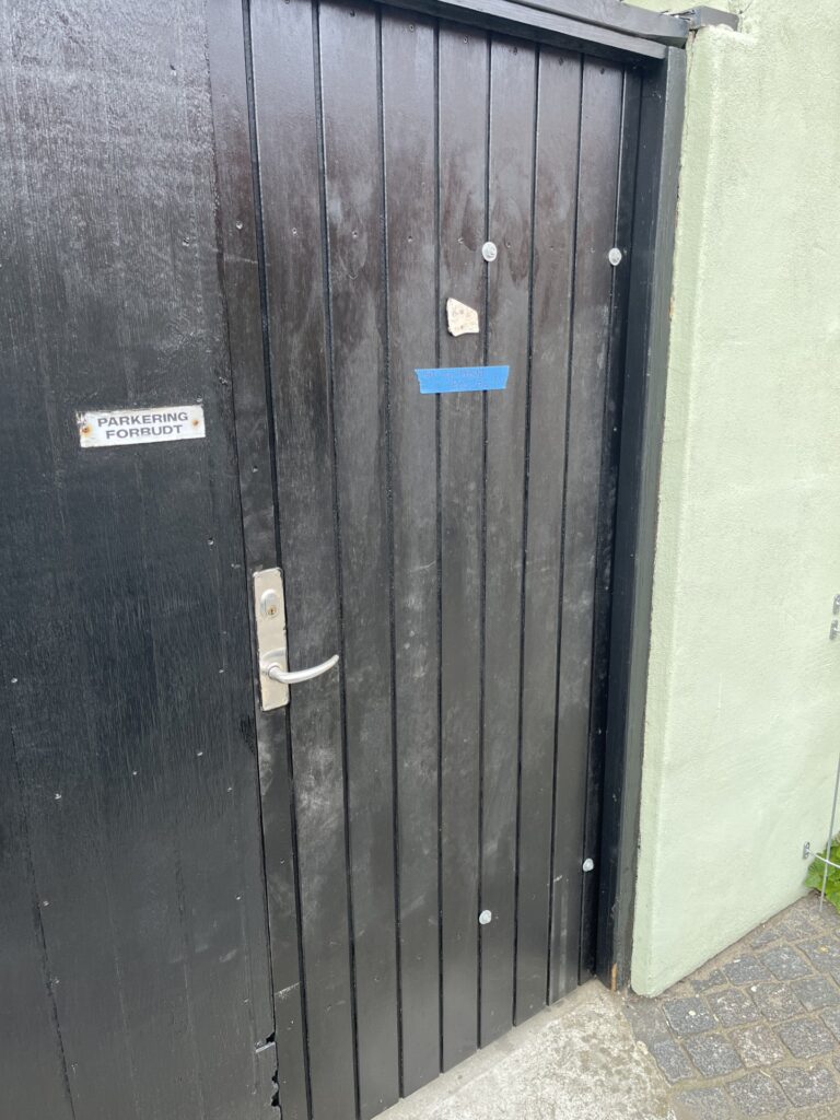 renovering af låge lavet af tømrer på borholm